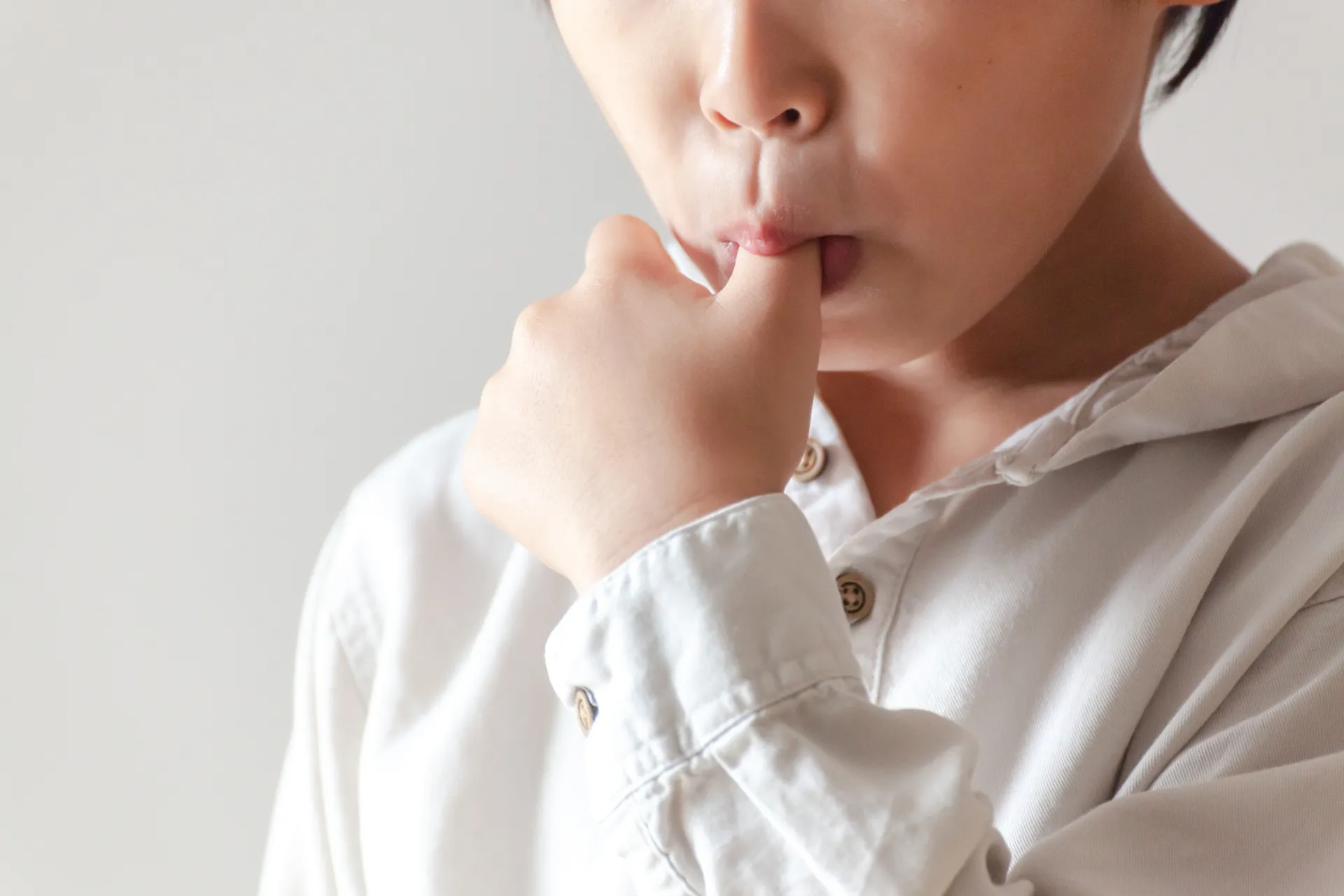 指しゃぶりをする子供の画像