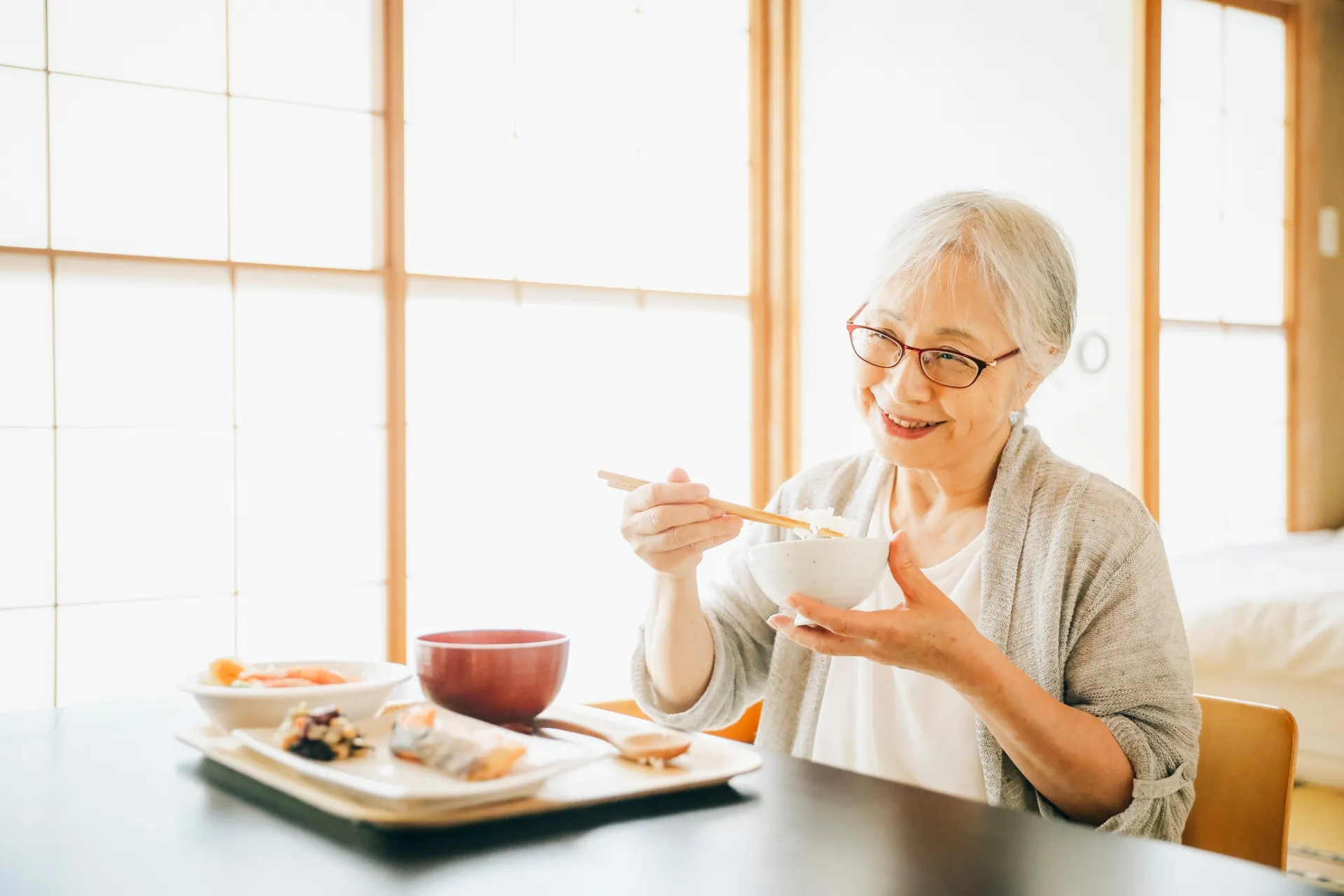 美味しくご飯を食べる高齢者の画像