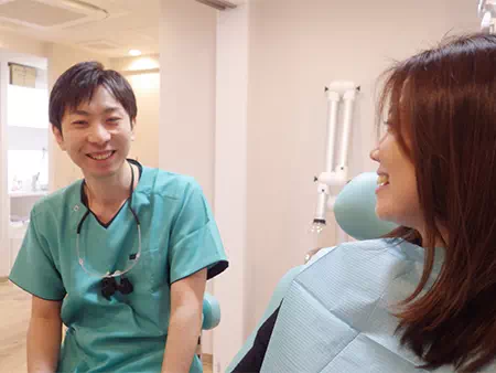 患者さんと話す院長の画像