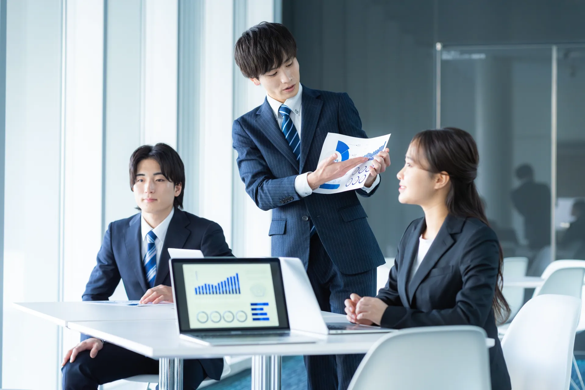 大勢の前で話す男性の画像