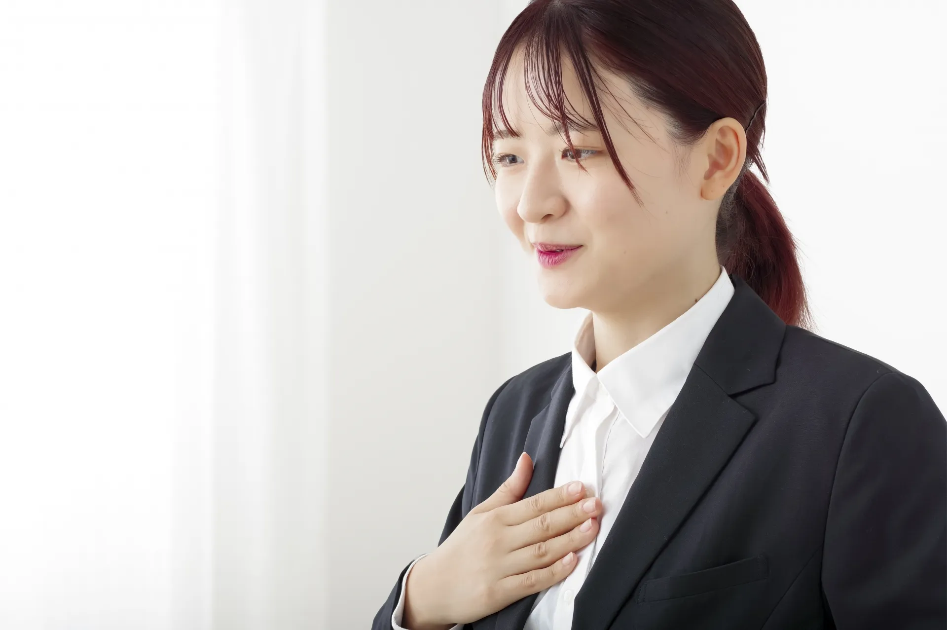 面接を受ける女性の画像