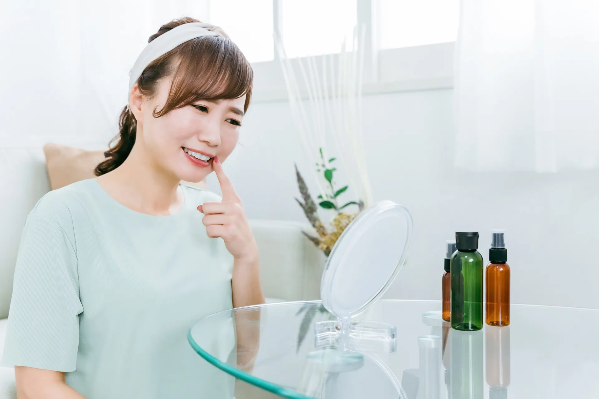 歯並びを確認する女性の画像