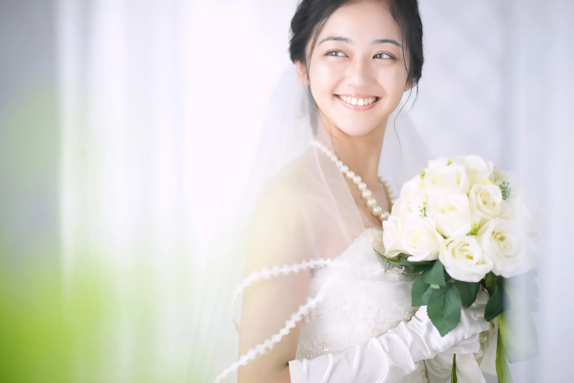 結婚式の衣装を着た女性の画像