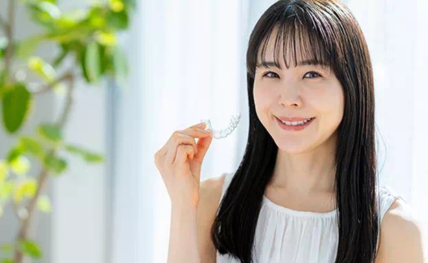 マウスピースを持つ女性の画像