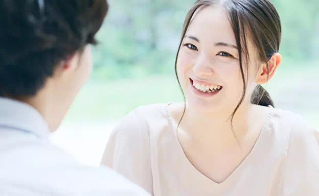 矯正器具が気にならず、自然な笑顔の女性の画像