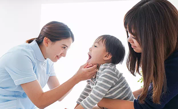 歯を確認してもらう子どもの画像