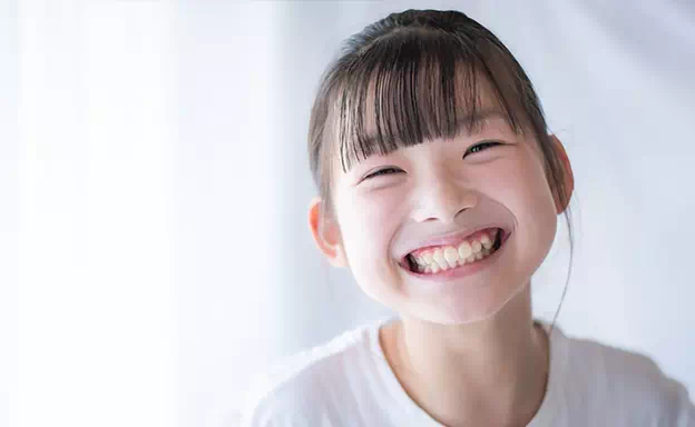 矯正器具をつけている子どもの画像