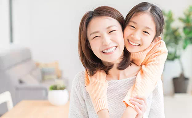 笑顔の親子の画像