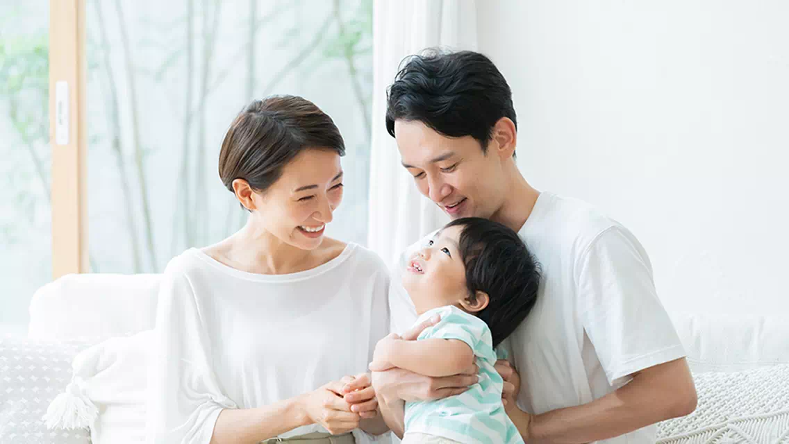 小さい子供がいる家族の画像