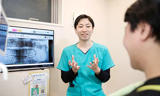 患者さんと話す医師の画像